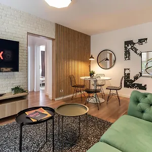 Downtown Retreat: Spacious 2-br By Unirii Square , Bucharest Romania